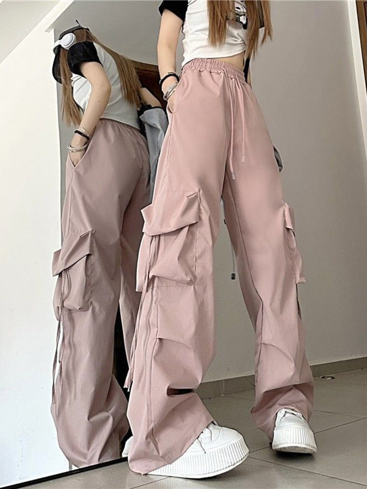 Schicke amerikanische Cargohose mit hoher Taille für Damen. Entdecken Sie lässige Eleganz