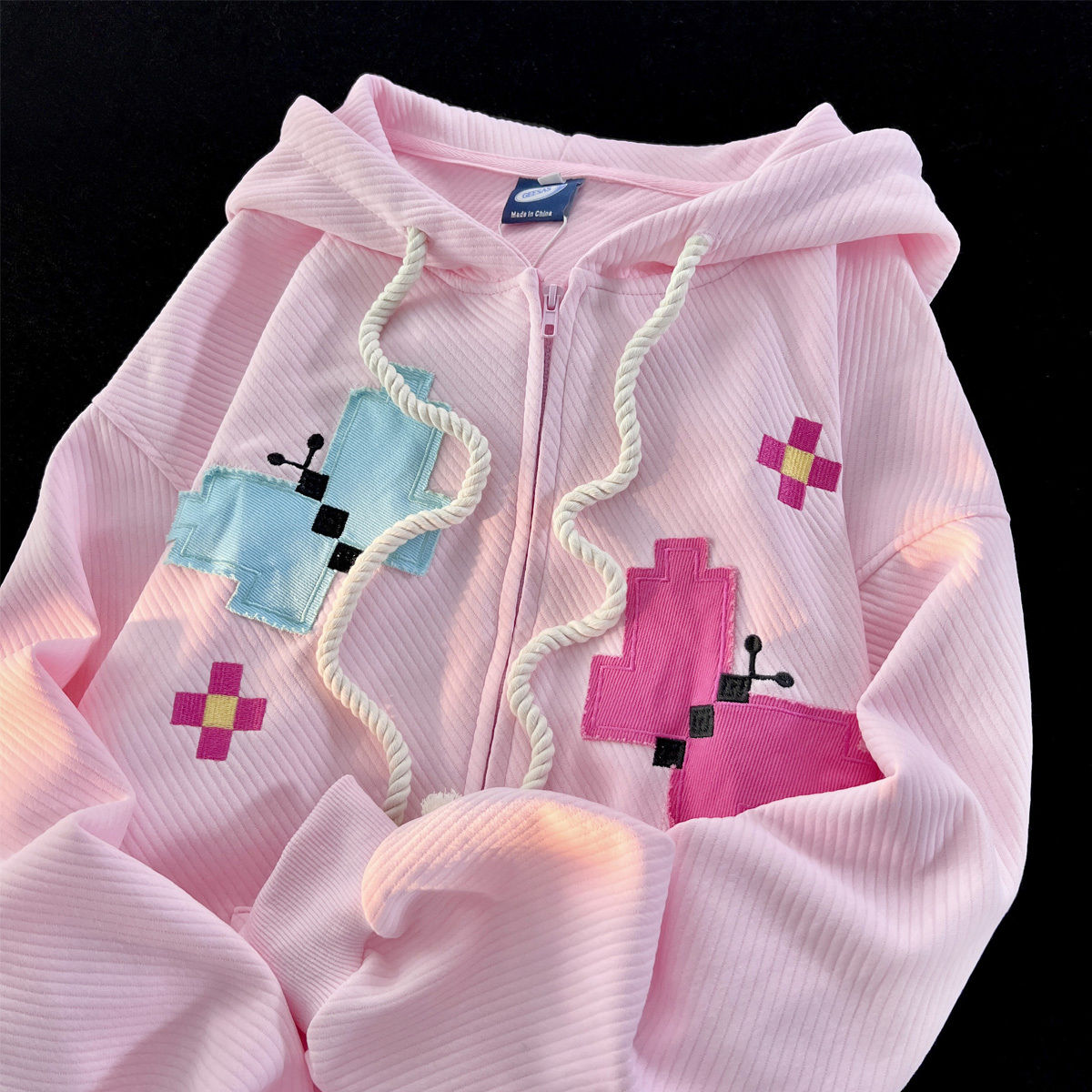 Kapuzenpullover-Sweatshirt im amerikanischen Stil mit Reißverschluss. Umfassen Sie Kawaii-Mode mit dicker Patch-Kunst und Kpop-Schmetterlingsdesign