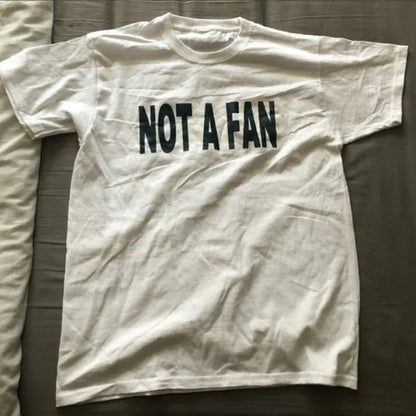 Zeigen Sie Ihre mutige Seite mit unserem Street-Fashion-T-Shirt für Damen mit „Not a Fan“-Buchstabendruck