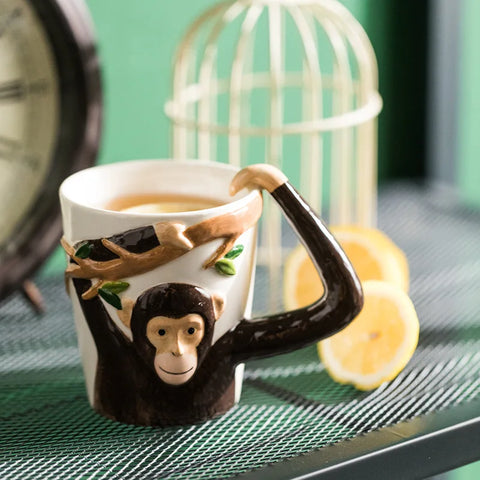Niedliche Kaffeetasse aus Keramik in Tierform mit Cartoon-Motiv