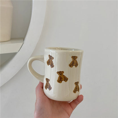 Keramik-Kaffeetasse mit Cartoon-Bär-Motiv. Niedliche Keramiktasse