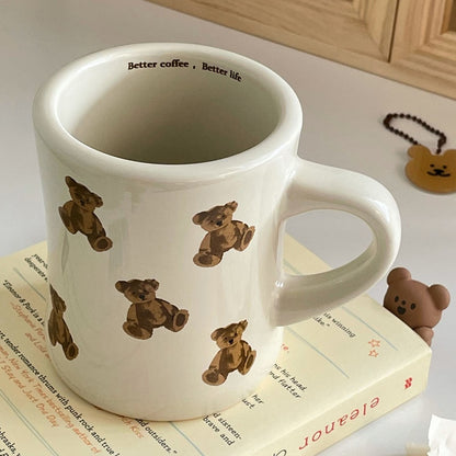 Keramik-Kaffeetasse mit Cartoon-Bär-Motiv. Niedliche Keramiktasse