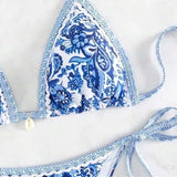 Rückenfreier Sportbikini mit blauem und weißem Print