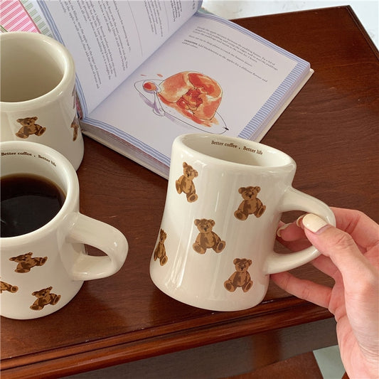 Keramik-Kaffeetasse mit Cartoon-Bär-Motiv. Niedliche Keramiktasse